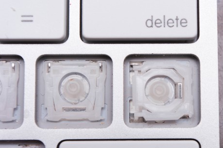 Replacing the key bracket on the Apple Keyboard